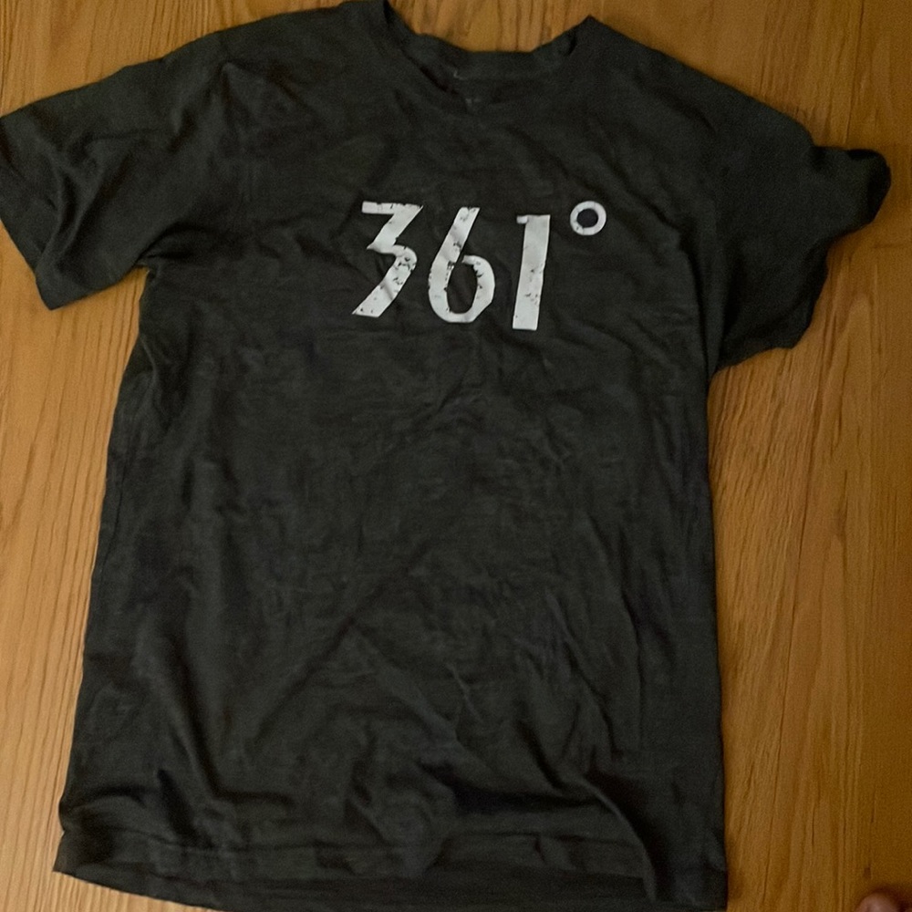 Mens medium tee
